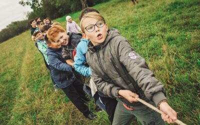 Comment le sport aide les enfants à développer un caractère fort qui les aide à relever les défis à l’âge adulte ? – par Elizabeth Kosareva & Cécile Lammer